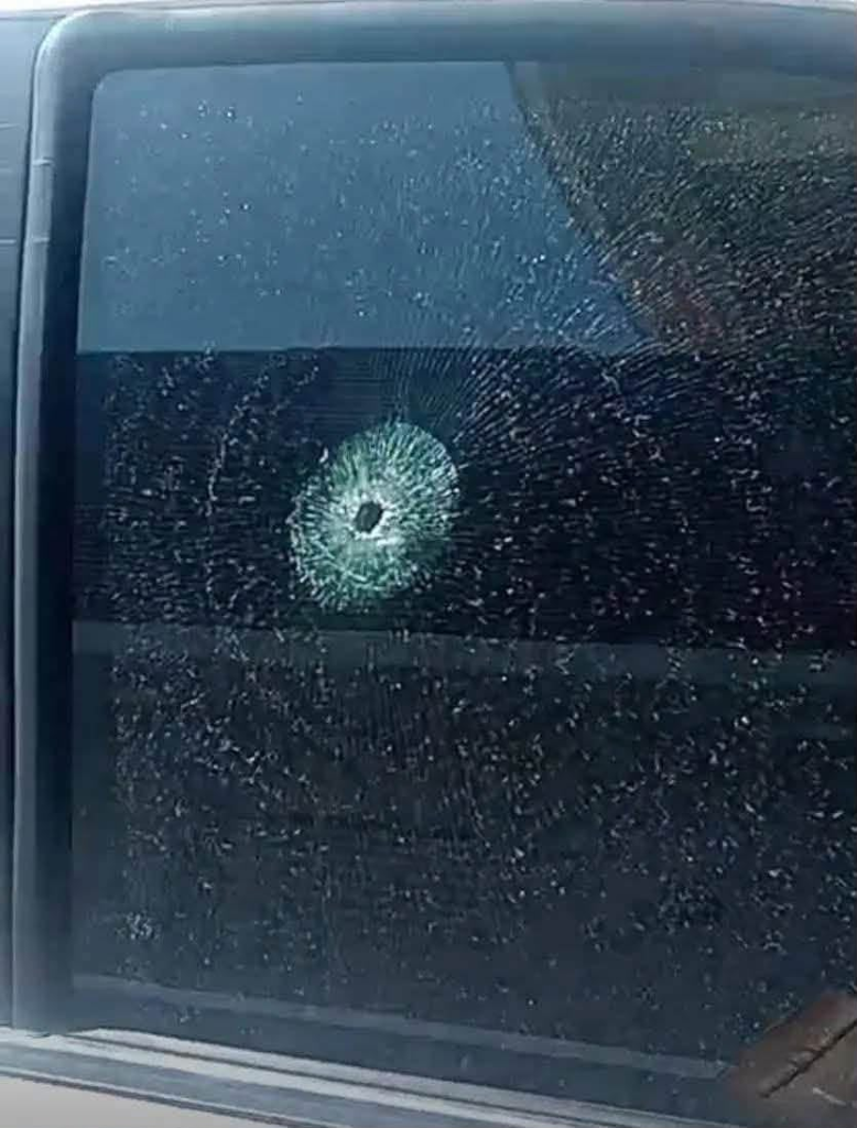 Impacto de bala en el cristal del vehículo de la Agenta Municipal