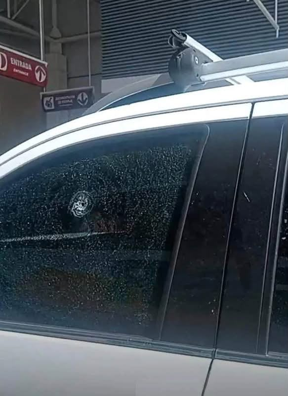 Daños visibles en la estructura del vehículo tras el ataque armado