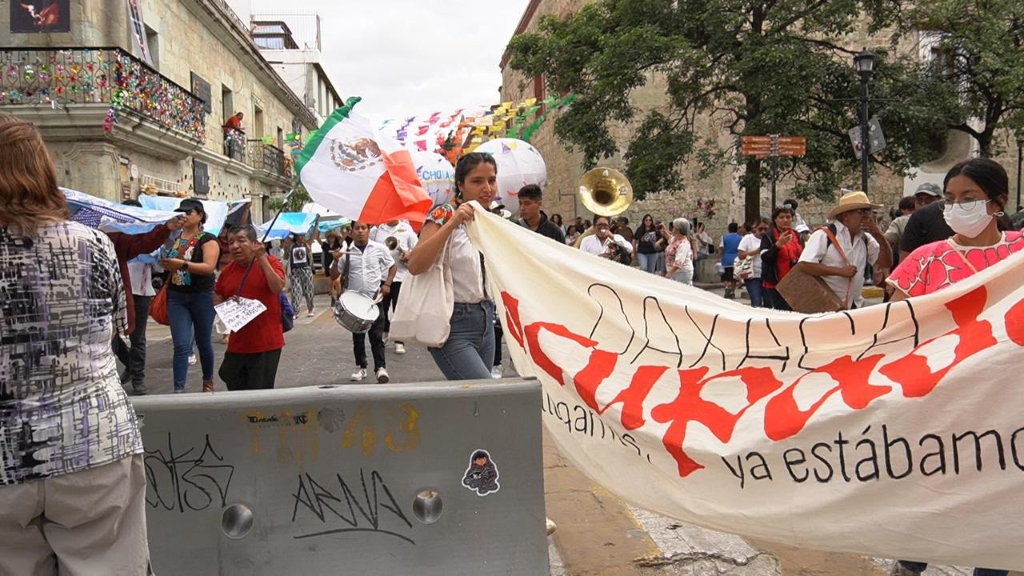 Protesta con pancarta: Oaxaca Ocupada