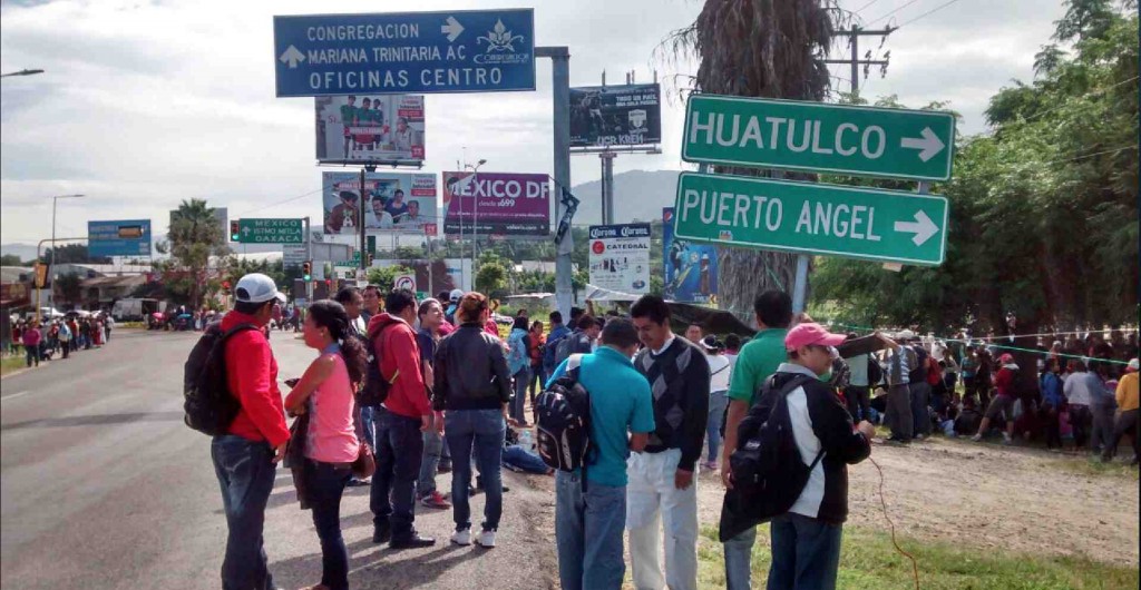 Maestros y normalistas toman aeropuerto, planta de pemex, oficinas federales y carreteras en apoyo a Ayotzinapa