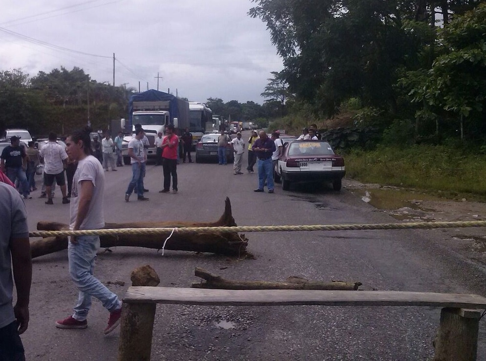 Sección 22 y CTM bloquean carretera federal en el Istmo; no hay paso a Veracruz