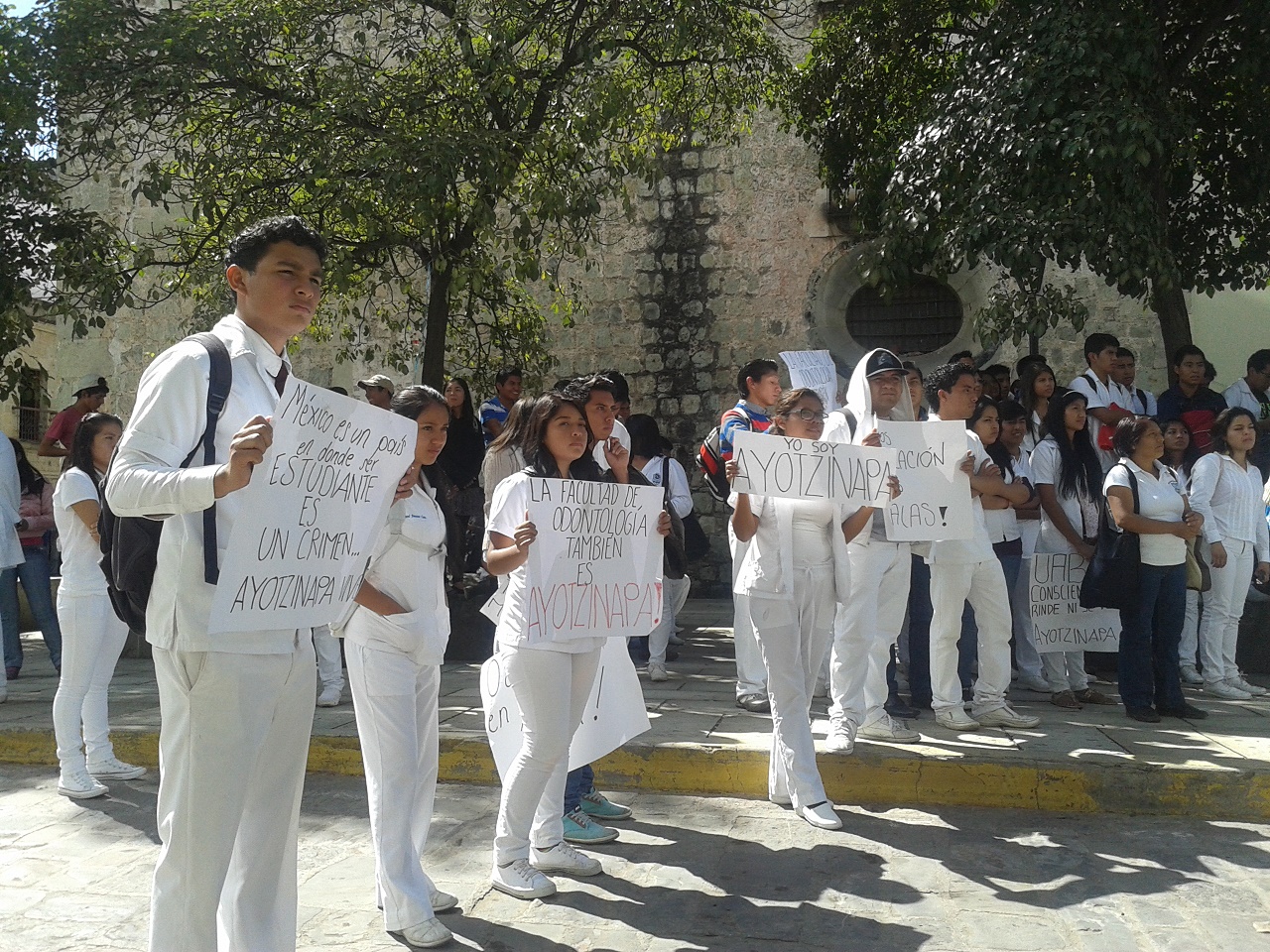 Con lema “Yo Soy Ayotzinapa”, marchan estudiantes de Medicina