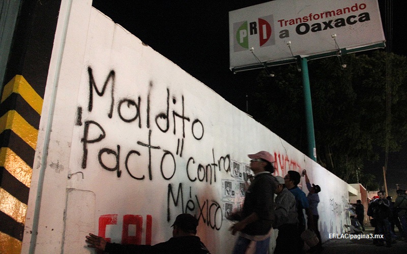 Imágenes de la marcha magisterial por Ayotzinapa en Oaxaca