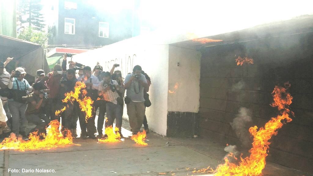 Atacan con molotovs y petardos sede del PRI; normalistas llaman a romper estructuras del país