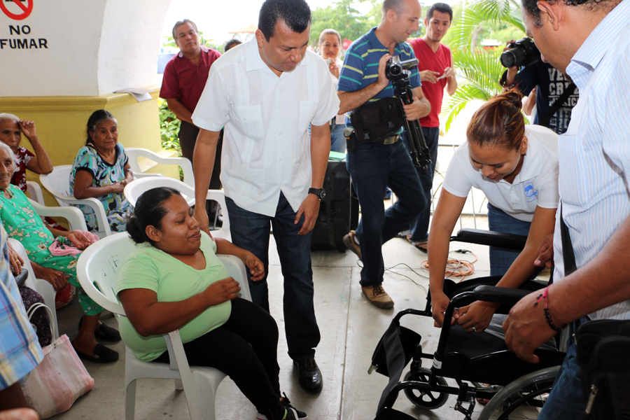 Samuel Gurrión Matías y autoridades municipales de Puerto Escondido entregaron apoyos de asistencia social