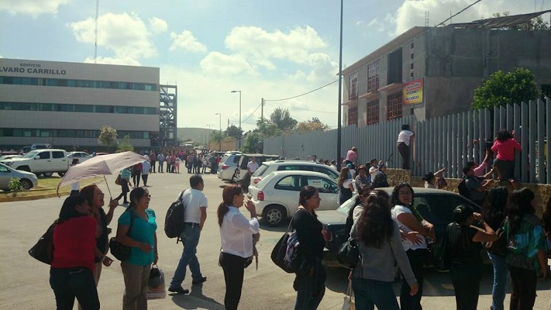 Por Ayotzinapa, normalistas de Oaxaca retienen a burócratas, saquean camiones e incendian cerro