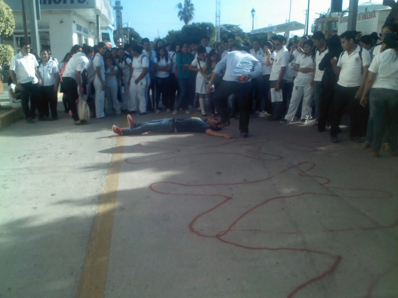 Normalistas se manifiestan y toman calles de ciudad Ixtepec