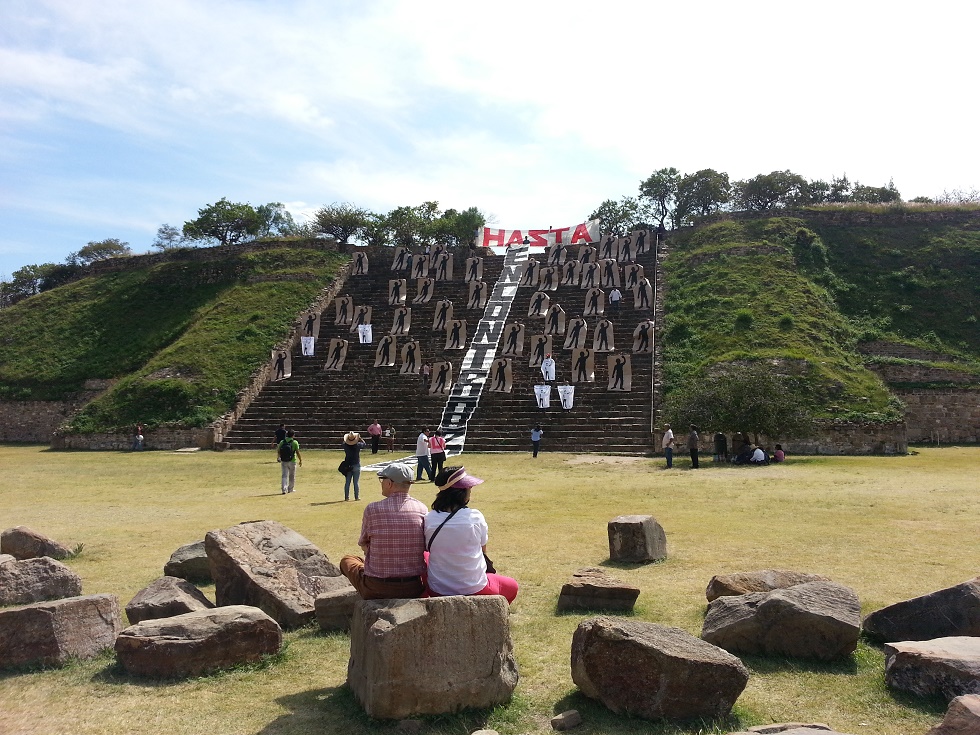 Toman Monte Albán, Seguridad Pública y Ciudad Judicial y paralizan oficinas gubernamentales en apoyo a Ayotzinapa