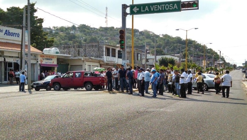 Sección 22 se manifiesta ante la llegada de Gabino Cué al Istmo