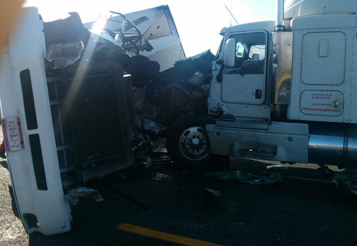 Muere conductor al volcarse un trailer por fuertes vientos en el Istmo