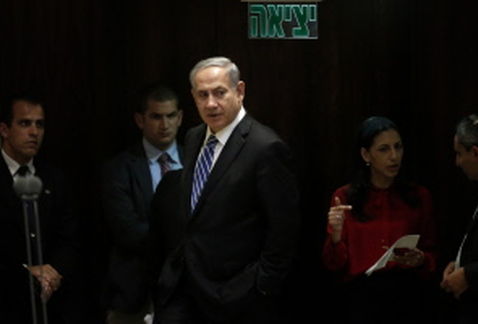 Diputados israelíes aprueban disolver el Parlamento