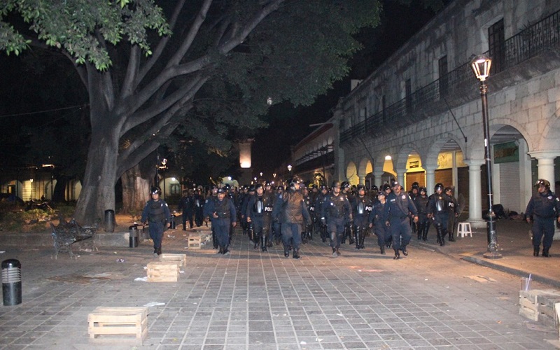 En operativo conjunto retiran puestos ambulantes del Zócalo de Oaxaca
