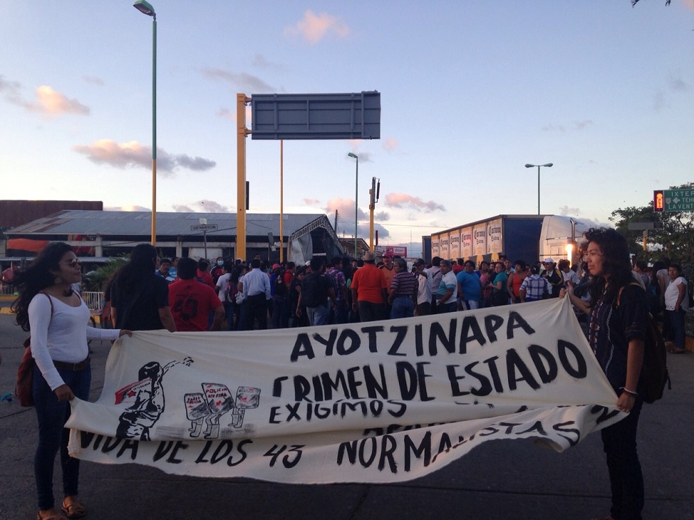 Encabezan normalistas de Ayotzinapa marcha en Juchitán