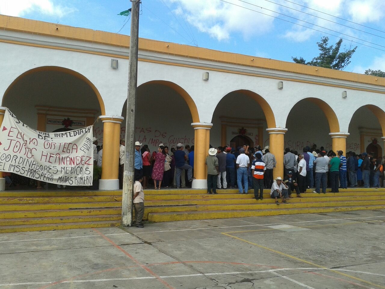 UCIZONI toma palacio de San Juan Guichicovi para presionar entrega de obras sociales