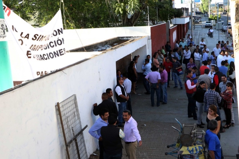 Porros toman sede del PRI e impiden examen de aspirantes a diputados