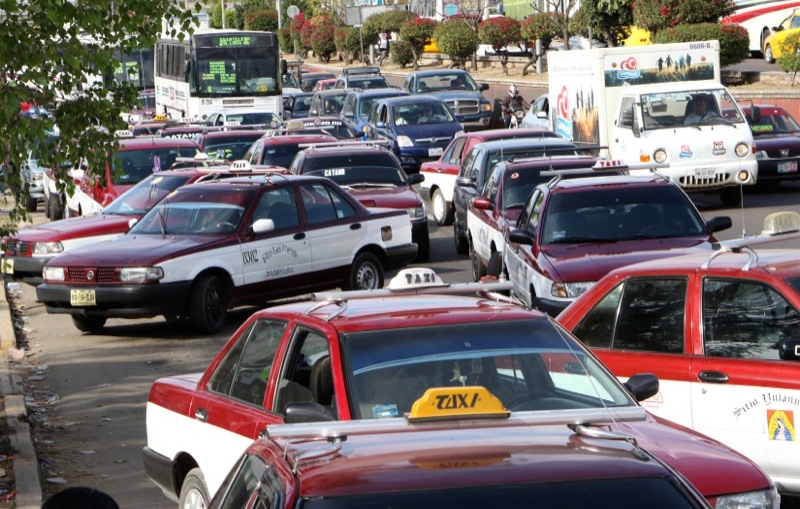 Taxistas partidarios del PRI disputan sitio