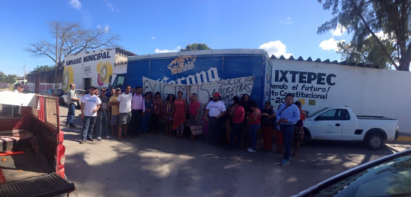 Retienen expendedores cuatro camiones de empresa modelo del Istmo ante falta de pagos