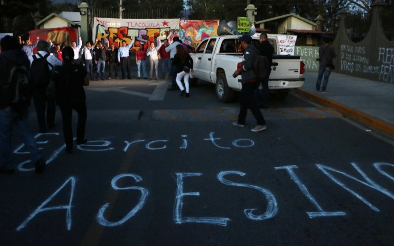 S-22 realiza mítines y pintas en cuarteles militares y de la Marina en búsqueda de normalistas