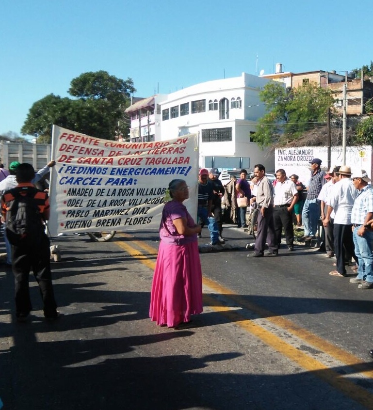 Comuneros bloquean acceso a Tehuantepec, exigen cárcel contra supuestos invasores