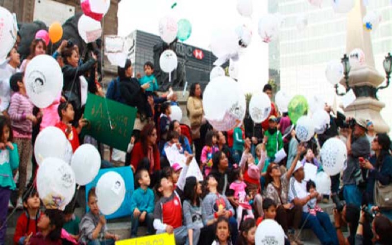 Envían “Carta especial a los Reyes”:  #GlobosPorAyotzinapa
