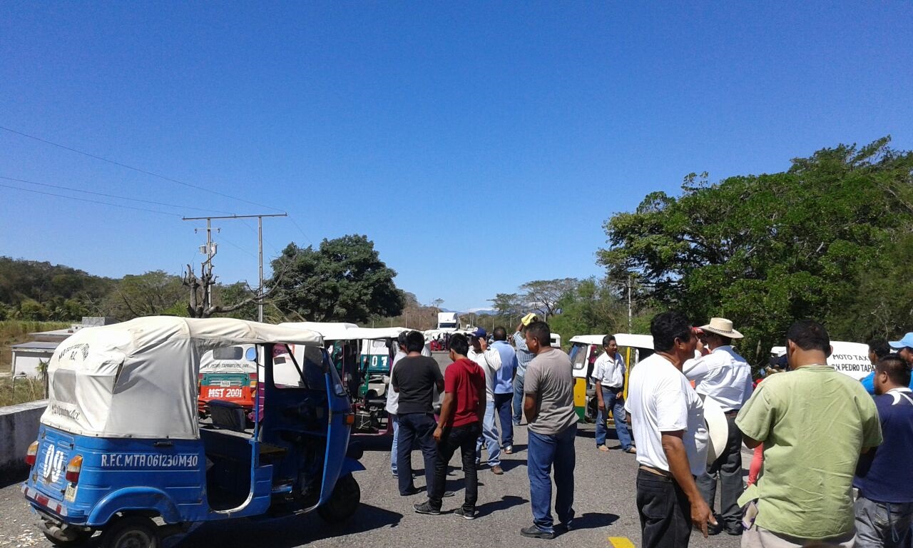 Cumple 24 horas bloqueo de mototaxis en el Istmo