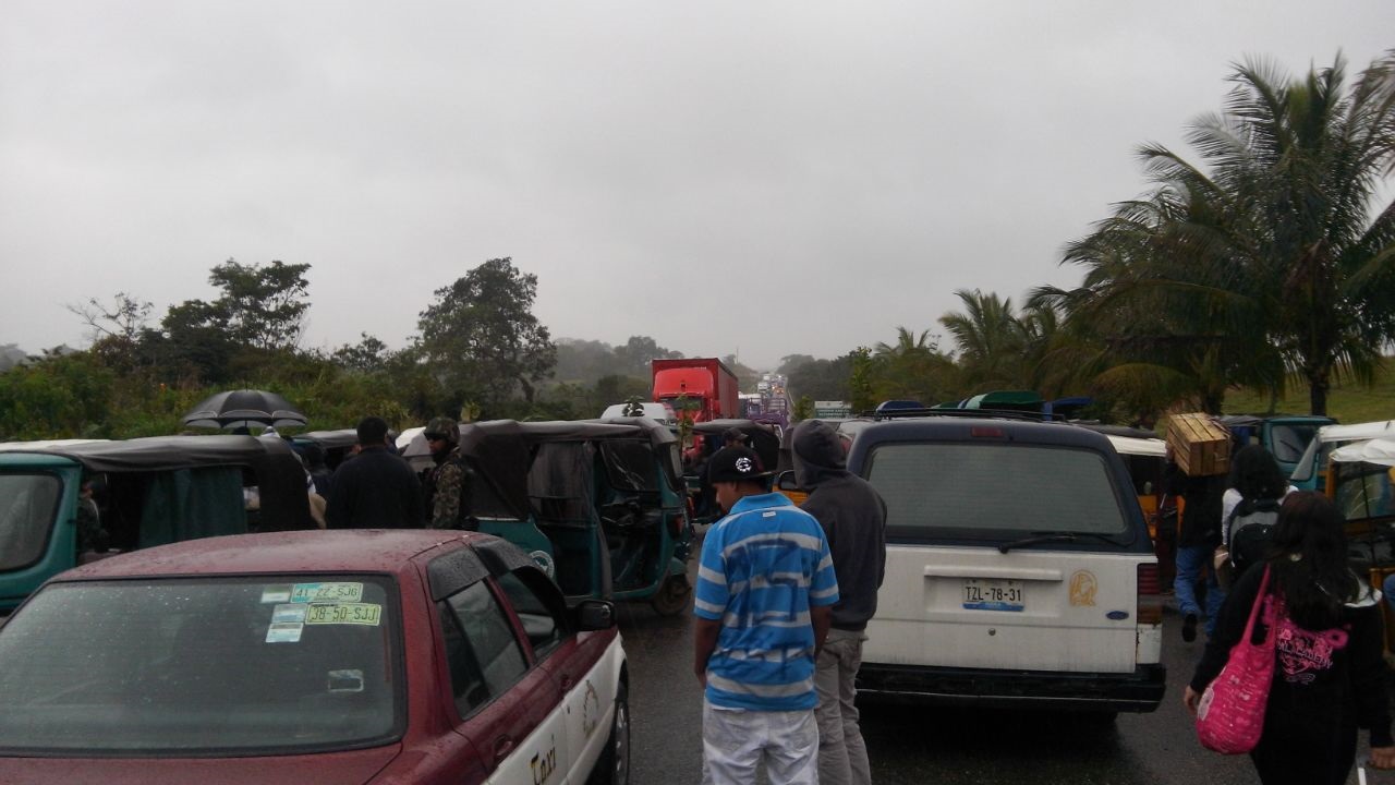Bloqueo de mototaxistas a la Transístmica impidió paso a Veracruz