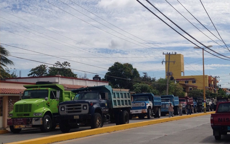 Protestan materialistas en Delegación de Tránsito de Ixtepec