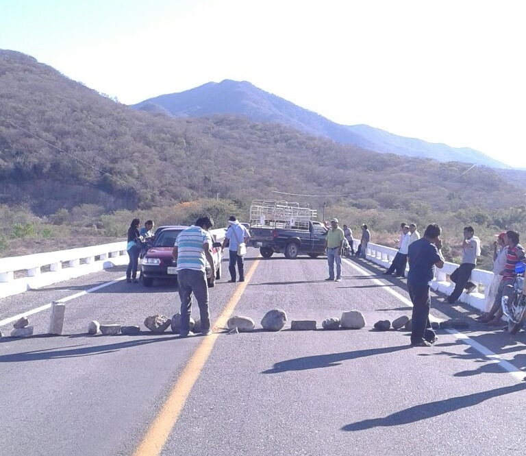 Cumple 24 horas bloqueo carretero en zona chontal de Oaxaca