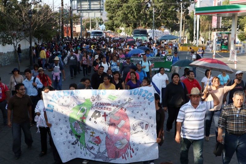 Maestros y normalistas se suman a la Acción Global por Ayotzinapa con marchas y bloqueos
