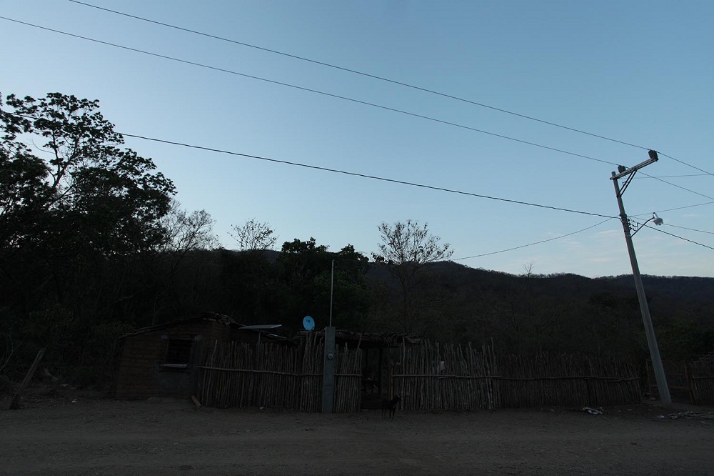 Después de 70 años, familias de “Las Láminas”, en Tehuantepec, disfrutarán de luz eléctrica