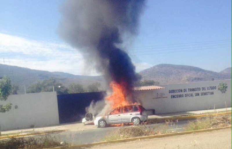 En Oaxaca, taxistas del Sindicato Libertad queman taxis de la CNP