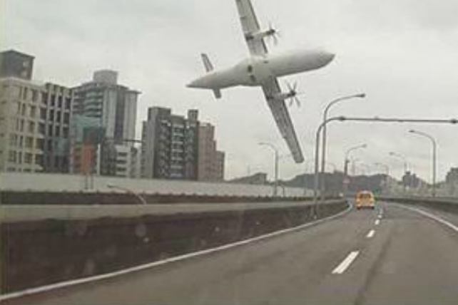 Se estrella un avión con 58 pasajeros en Taiwán, hay al menos 25 muertos