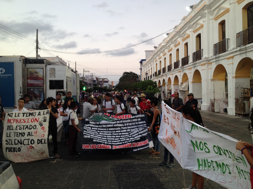 Marchan en Juchitán para exigir la aparición con vida de normalistas