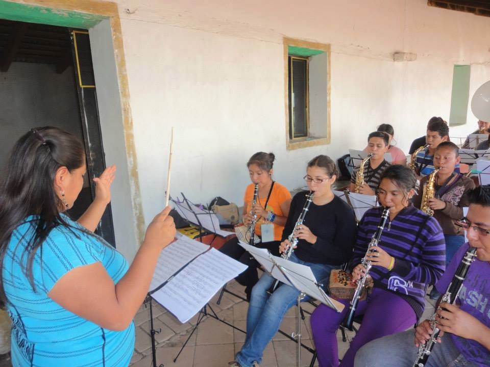 La banda femenil “Mujeres del Viento Florido” combate el machismo con música