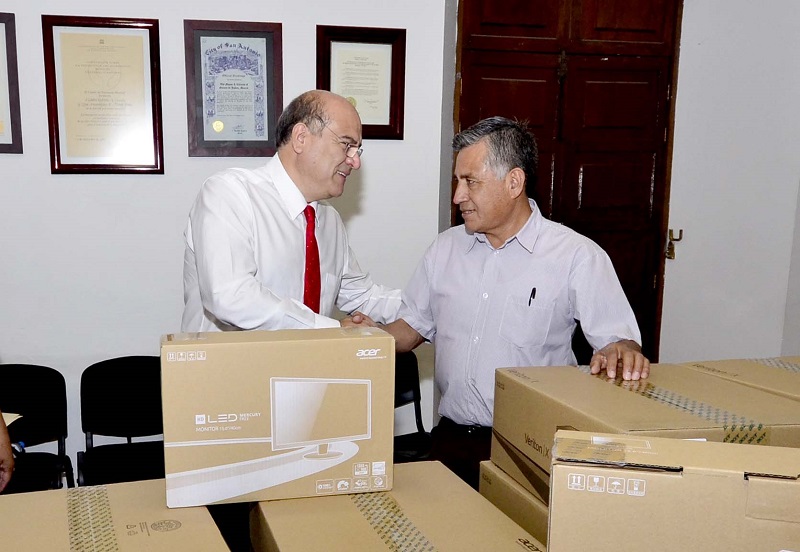 Dona Villacaña 20 computadoras a la Escuela Secundaria Técnica número 64