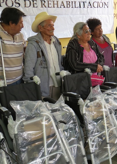 Gobierno de Xoxo entrega más apoyos para personas con discapacidad