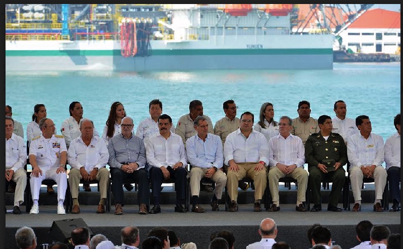 Asiste Gabino Cué al 77 aniversario de la Expropiación Petrolera, en Tabasco