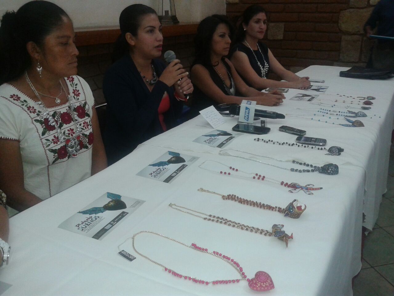 Empoderan a mujeres artesanas de Arrazola Xoxo; presentarán exposición de collares en el DF