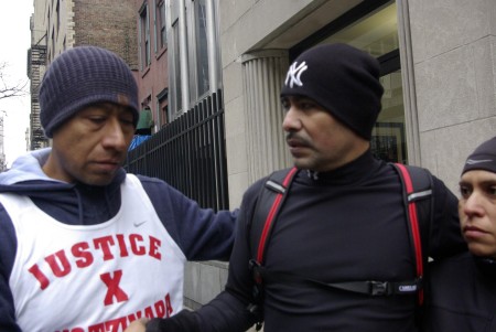 Atleta Miguel Castro corre 43 millas en NY por Ayotzinapa junto a padre de víctima