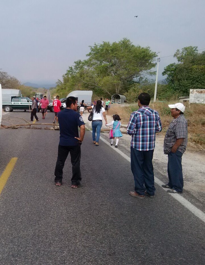 Concesionarios del transporte bloquean carretera federal para exigir liberación de su líder
