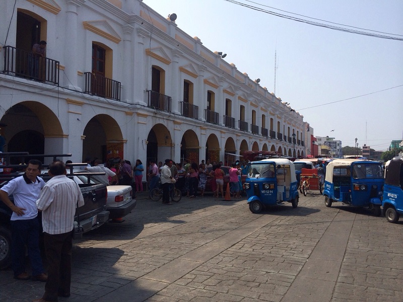 Mototaxistas se manifiestan en palacio municipal de Juchitán