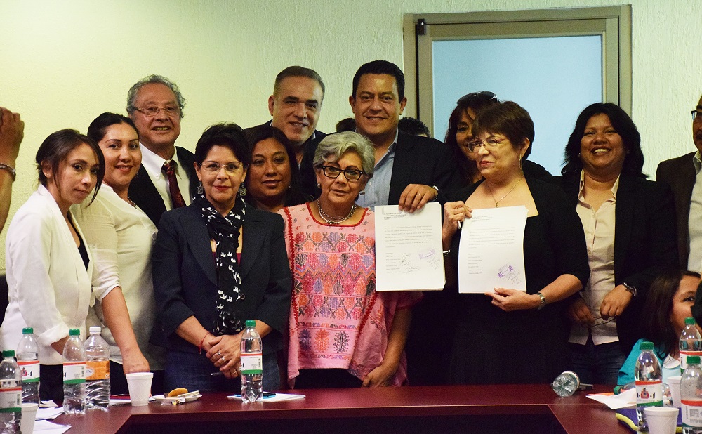 Mujeres entregan iniciativa de ley en materia electoral