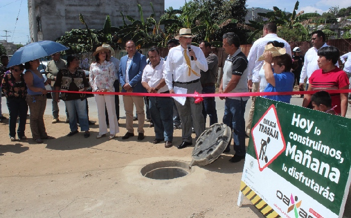 Obra permanente en las agencias capitalinas; entrega Villacaña red de agua potable y drenaje en Mexicapam