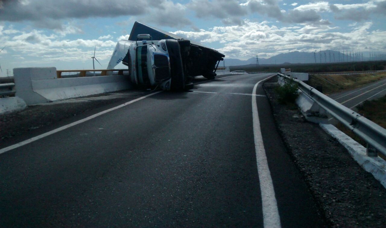 Vientos provocan volcadura de 8 tráileres, derriba postes de CFE y daña dos autobuses
