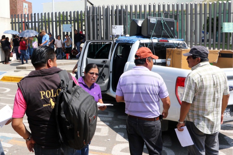 Sección 22 llama a sus bases a no votar; sitia el Congreso