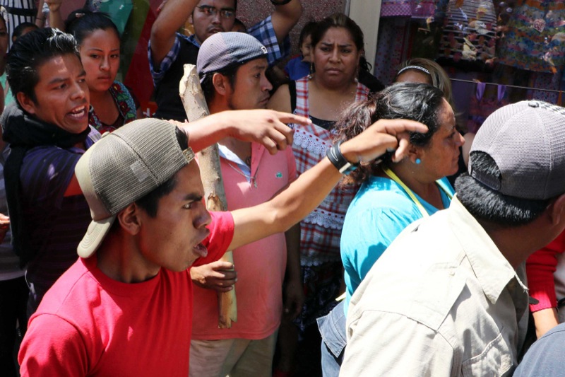 Galería fotográfica del zafarrancho entre ambulantes por disputa de espacios