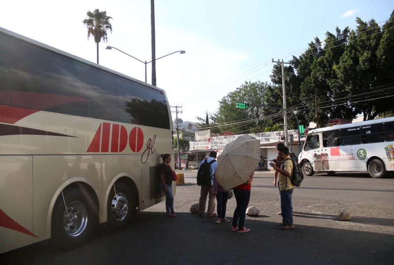 La Sección 22 bloqueó terminal del ADO para exigir pago a 234 profesores de la Normal  