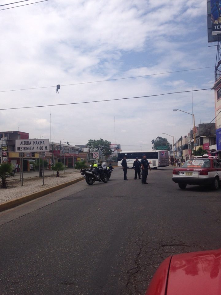 Pobladores de Atzompa bloquearon crucero de Cinco Señores; el dinero lo que los divide y mueve