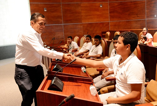 Jóvenes de Pinotepa Nacional visitan recinto legislativo