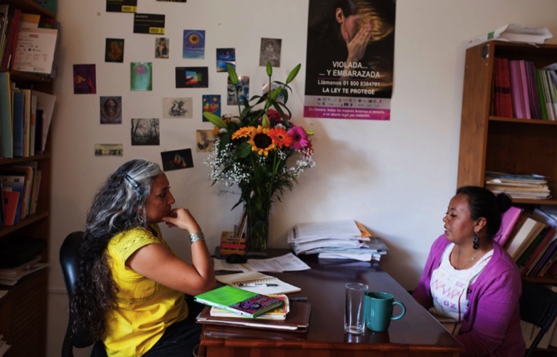 La activista Eva Lucero, con Yesica Sánchez Maya. Foto: Prometeo Lucero.